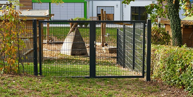 Doppelstabmattenzaun-Tor am Garten