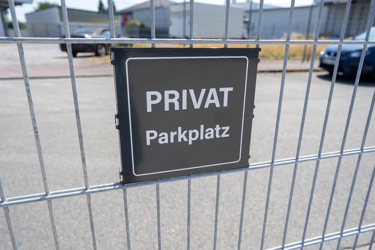 Zaunschild Privatparkplatz
